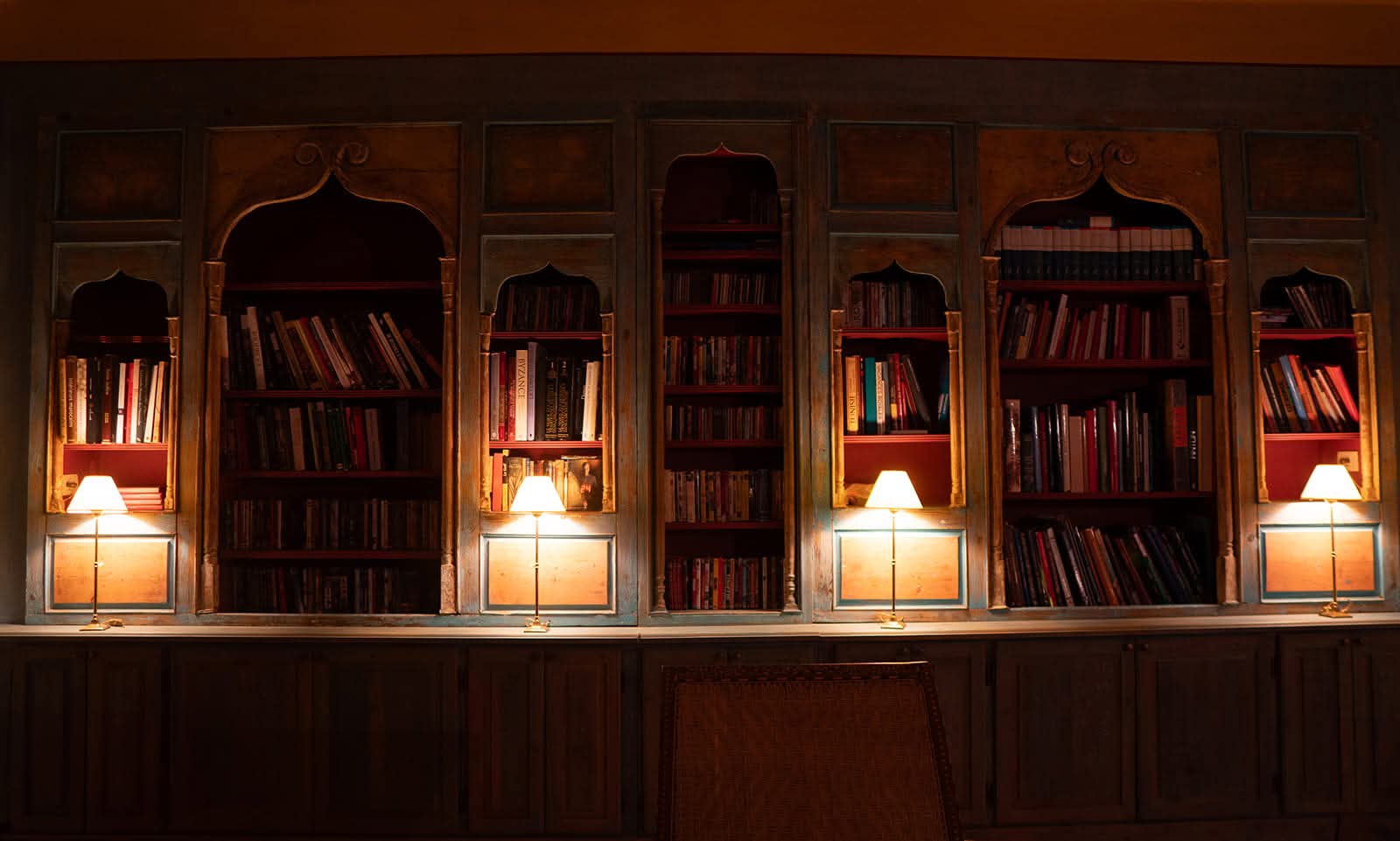 Bibliothèque aux niches en arc éclairées de lampes