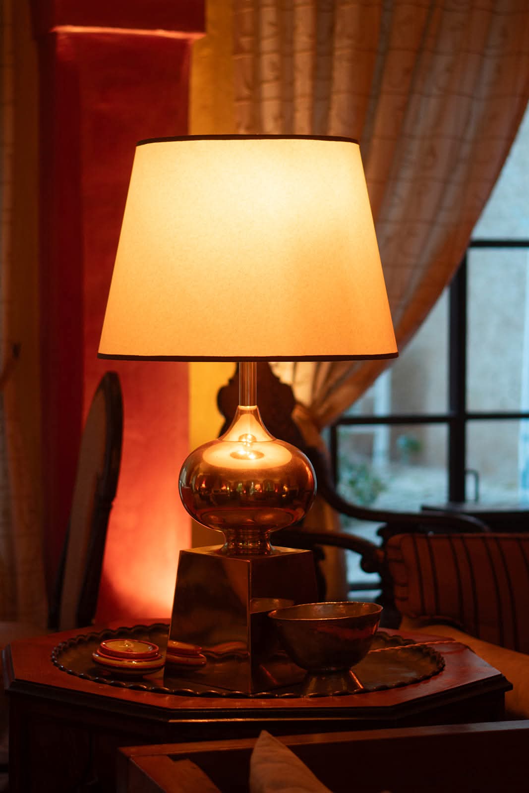 Lampe de laiton au crépuscule