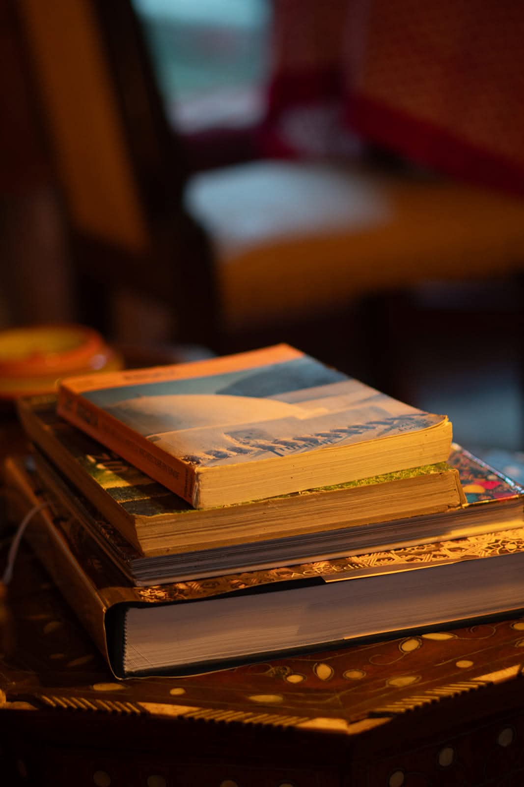 Livres sur table incrustée de nacre