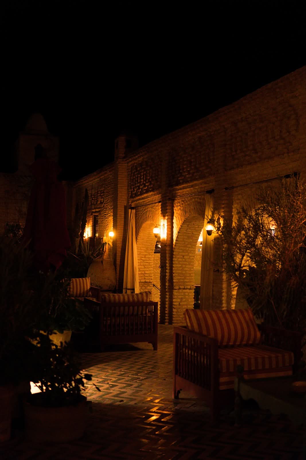Terrasse du toit éclairée à la lanterne, la nuit