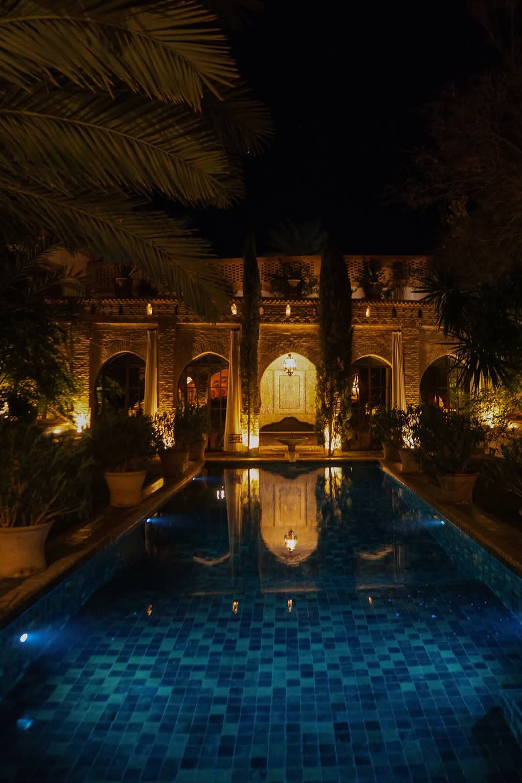 La piscine en zellige illuminée la nuit