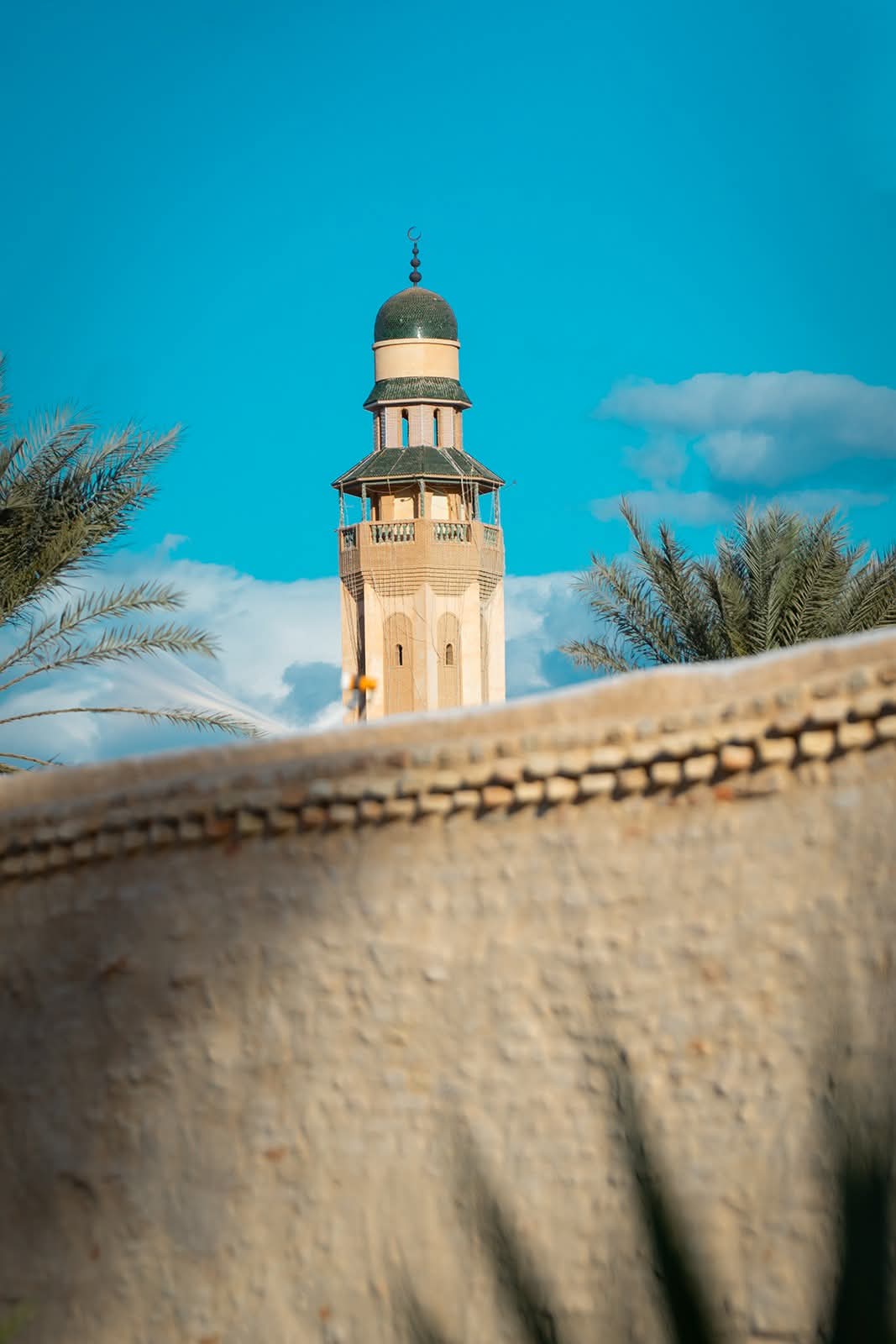 Minaret de Tozeur entre les palmiers, ciel turquoise