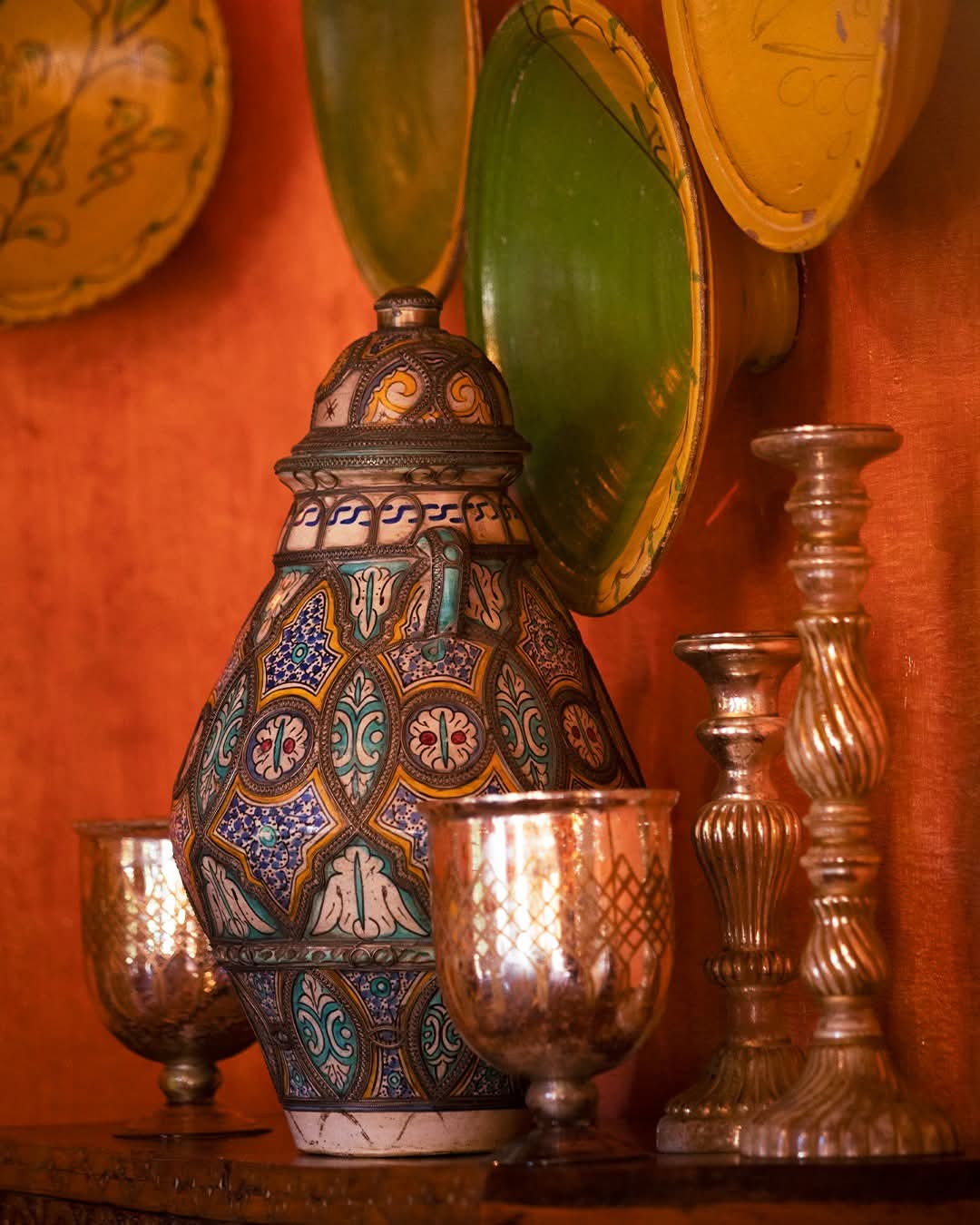 Céramique de Fès et bougeoirs d'argent