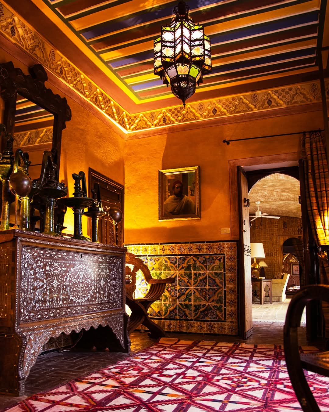 Hall d'entrée au plafond peint et carreaux anciens