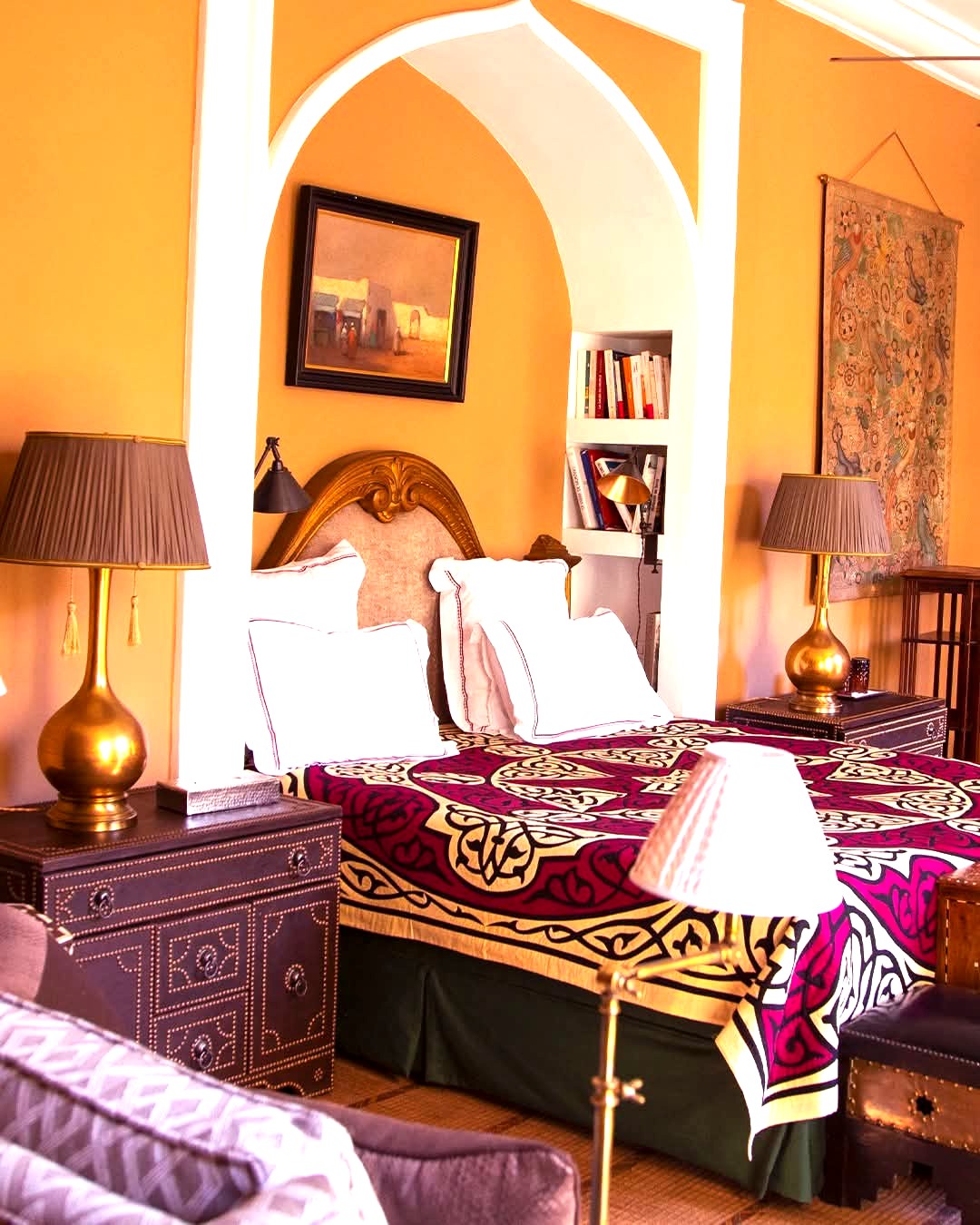 Suite Sultan — lit en alcôve blanche et couvre-lit khayamiya