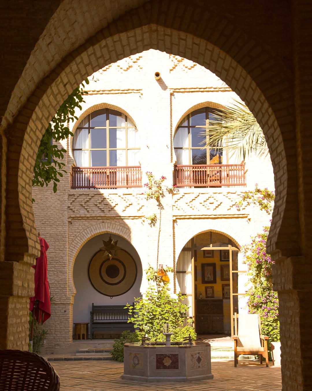 Cour intérieure vue à travers une arche outrepassée