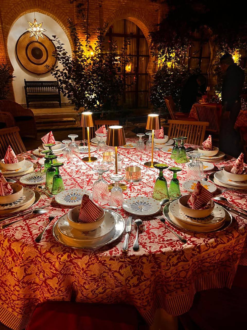 Assiettes peintes et serviettes rayées à la chandelle