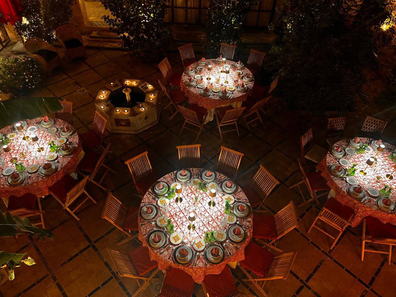 Dîner aux chandelles dans le patio, vu d'en haut