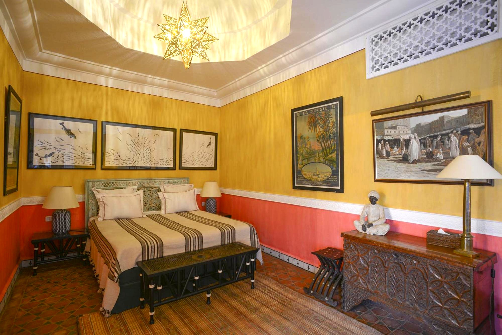 Chambre à la lampe étoile de cuivre sous la coupole