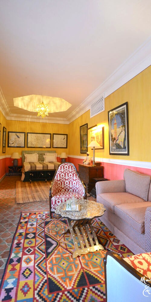 Suite Assia — grand salon jaune et corail aux kilims