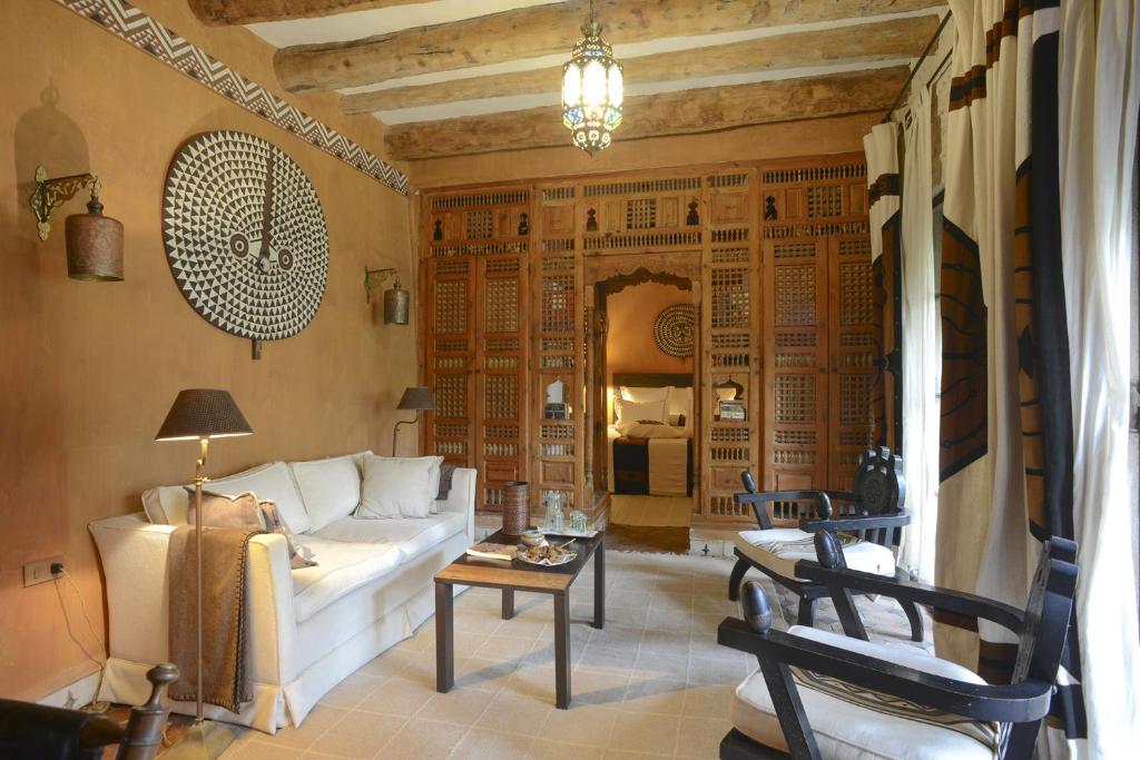 Suite Bamako — salon aux masques africains et portes en moucharabieh